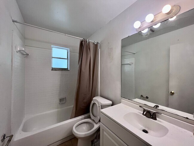 Building Photo - 2 bedroom 1 bath duplex in the heart of Na...