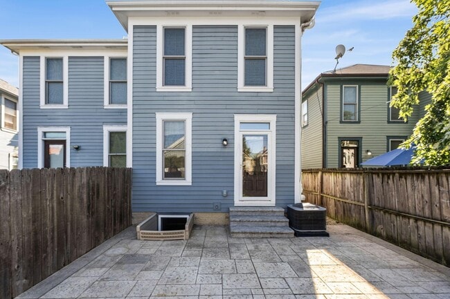 Building Photo - 975 N 6th St