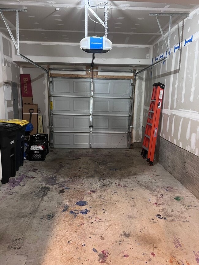 Building Photo - Bright 2BR / 2BA with One-Car Garage, Open...