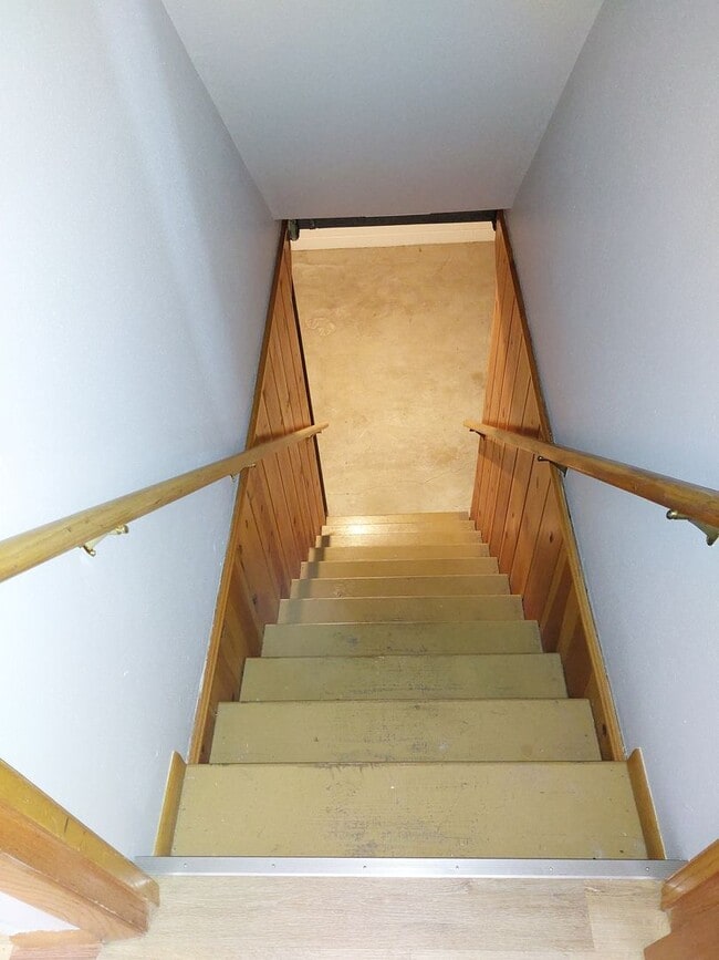 Building Photo - 3 bedroom 1.5 bath home with attached 1 ca...