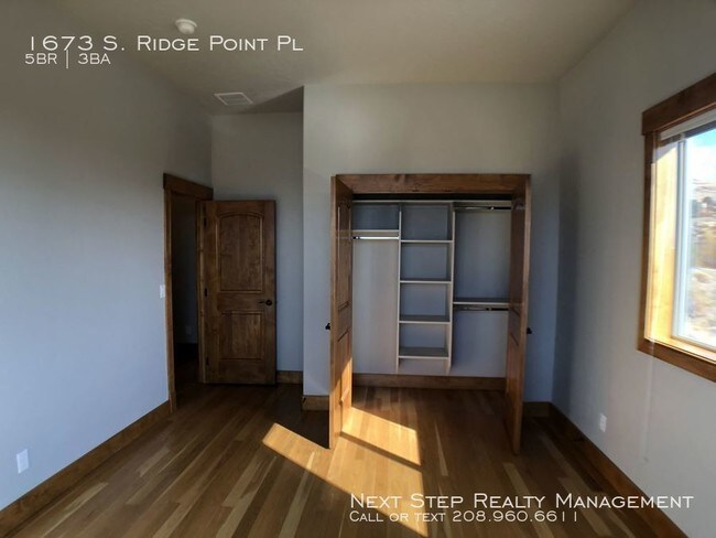 Building Photo - 5 bed 3 bath - Right Next to Table Rock