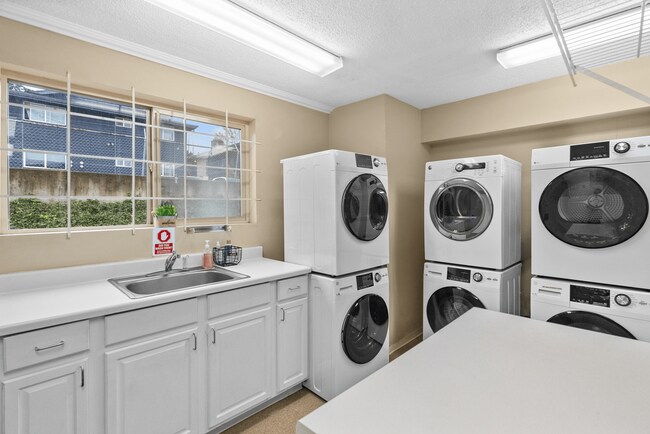 Building Photo - Highland Court Apartments