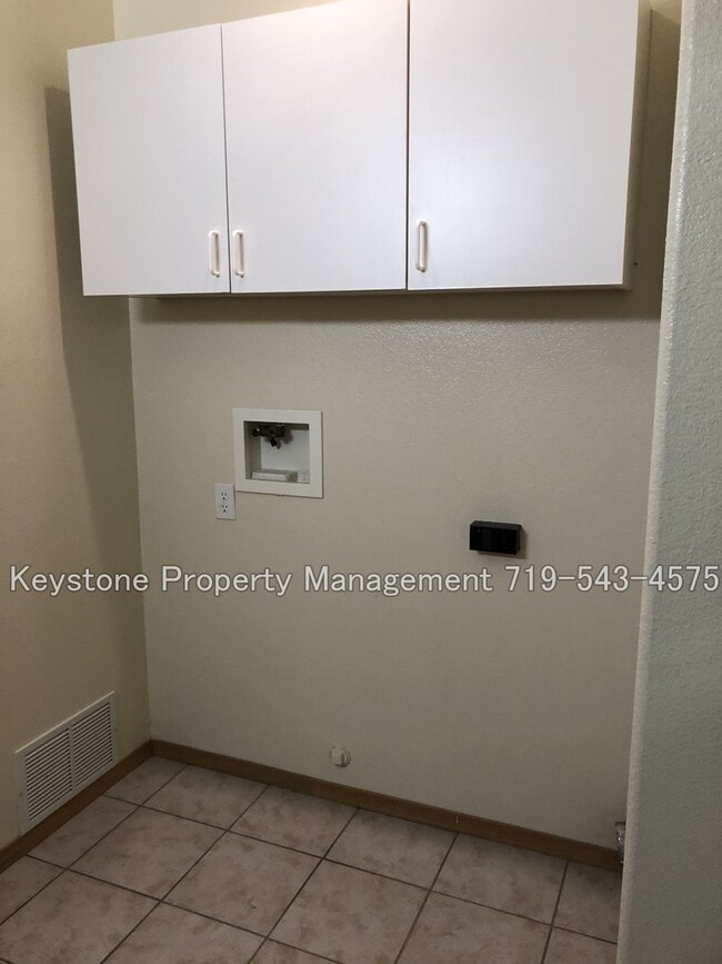 Building Photo - 377 - 379 W. Buttercup Way