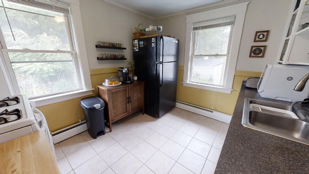 Building Photo - 11 Walnut St