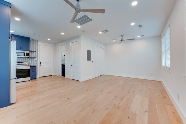 Building Photo - 425 W 21st St