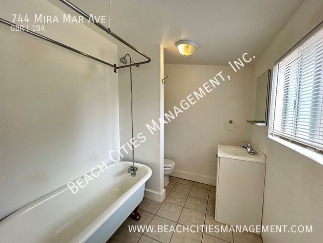 Building Photo - 744 Mira Mar Ave