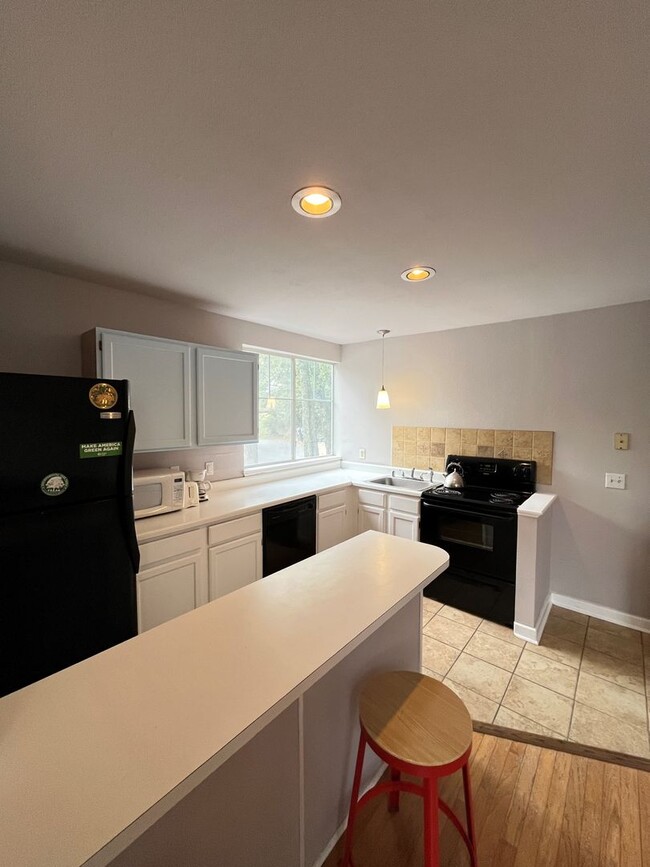 Building Photo - 1 bedroom 1 bath townhome near campus and ...