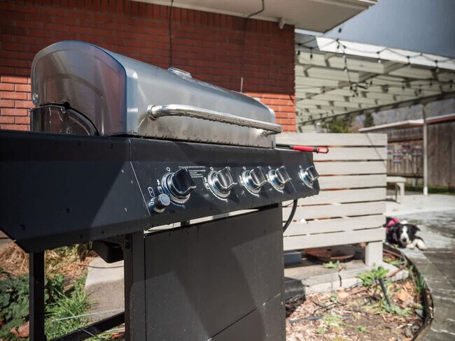 Building Photo - 3413 W Sunset Ave