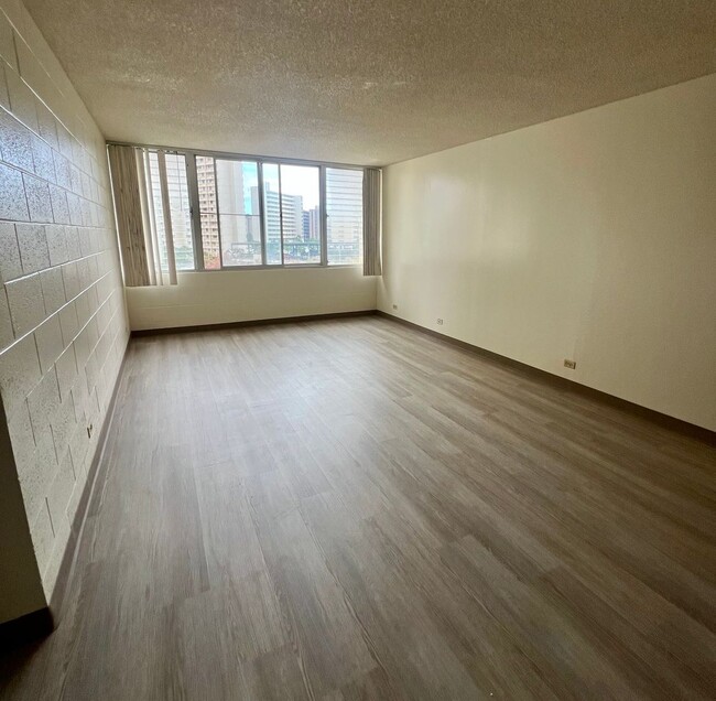 Building Photo - 1 Bedroom at Likini West* Parking * New Fl...