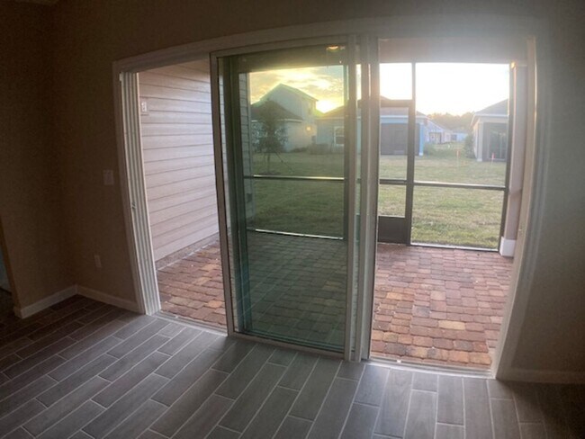 Building Photo - Stylish & Low-Maintenance Living in Oakleaf Community