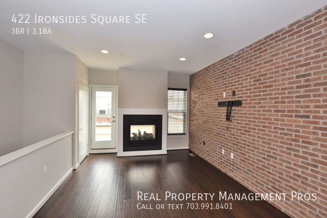 Building Photo - 422 Ironsides Square SE