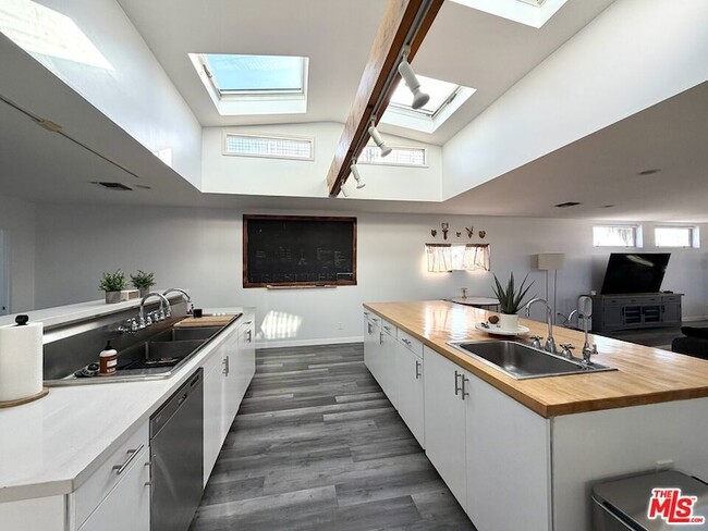 Building Photo - 46 Rose Ave