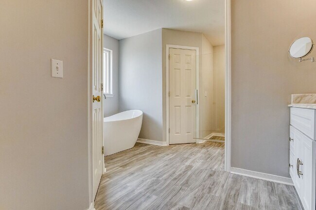 Building Photo - Welcome to your dream home! This stunning 4-bedroom, 3-bathroom residence is perfectly situated n...