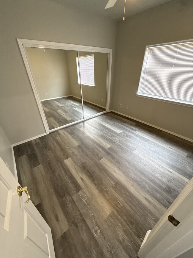 Building Photo - 1825 E Shore Villas Dr