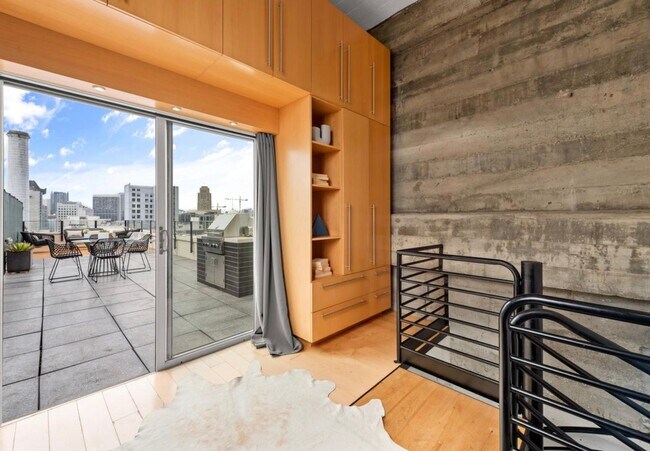 Building Photo - 1BR/1BA PENTHOUSE! Enormous Private Roof D...