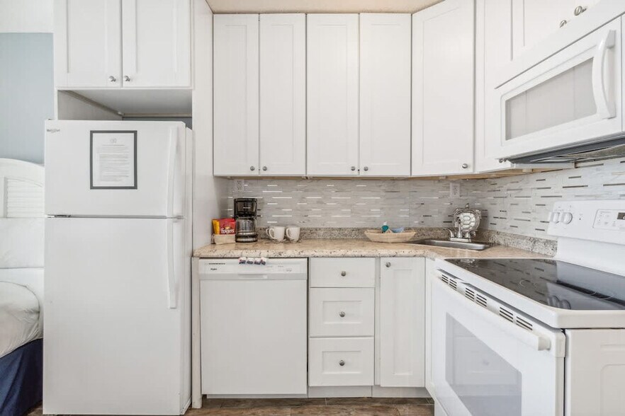 Building Photo - 8817 S Thomas Dr