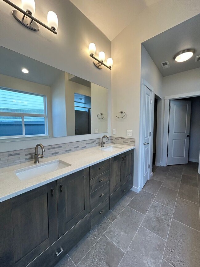 Building Photo - Gorgeous 3 bedroom 2 bathroom Home in Nampa