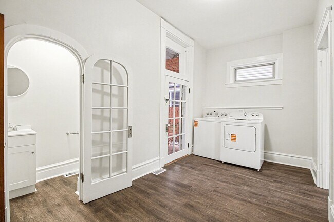 Building Photo - 145 S Pitt St