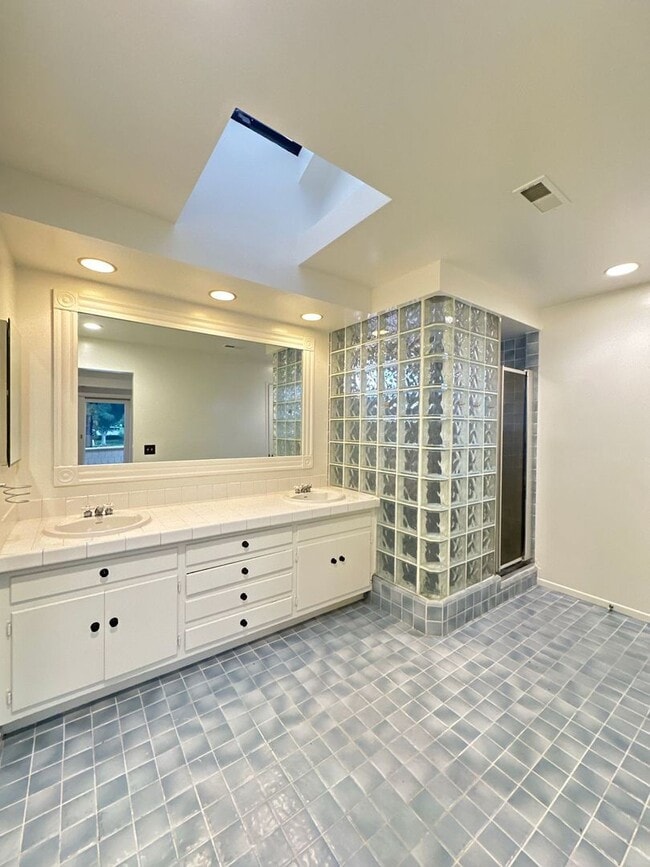 Building Photo - 3 Bedroom Irvine Home - Large Master Suite w/ Wood Floors - Beautiful!!!!!