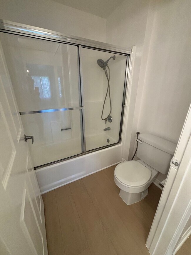 Building Photo - Amazing 1 Bedroom Condo at "The Met" Woodl...