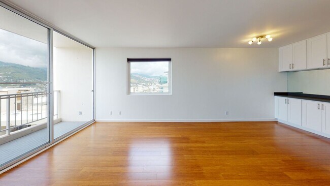 Building Photo - 1BD/1BA/1PRKG at the Villa on Eaton Square. Electricity included, stunning views!