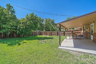 Building Photo - **FIRST MONTH FREE**!!  Immacutate, FULLY FURNISHED 2-Bed - 1 Bath Duplex with Garage & Fenced Ya...