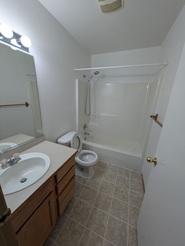 Building Photo - Large Duplex on Quiet Dead-End Street with 2-Car Garage, Washer & Dryer Provided