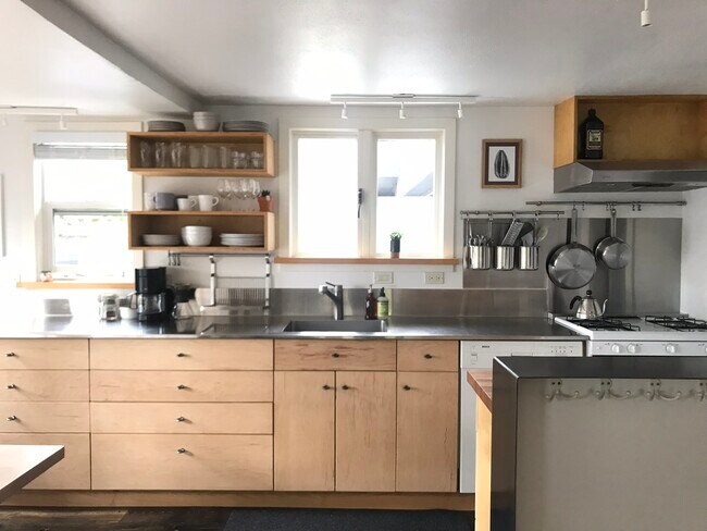 Building Photo - 2215 Dahl Ln