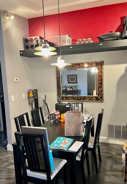 Dining area - 3031 N Civic Center Plz