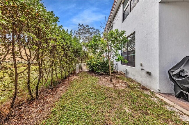 Building Photo - 1004 Willow Pl