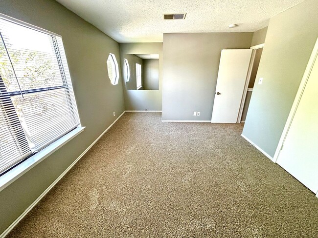 Building Photo - **MOVE-IN SPECIAL** MUST SEE! 3 Bedroom / ...