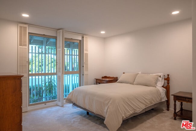 Building Photo - 2701 Lake Hollywood Dr