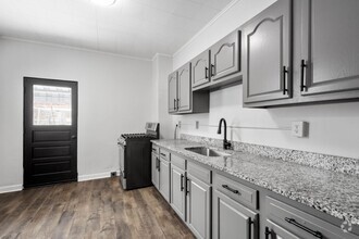 Building Photo - BEAUTIFULLY RENOVATED 2 BEDROOM GEM!!! OFF...