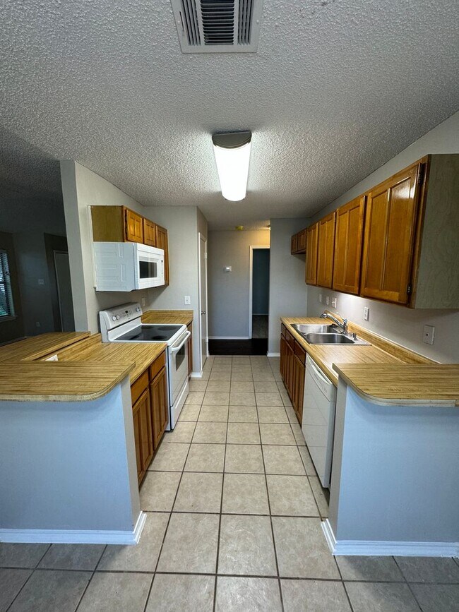 Building Photo - NICE 3 BEDROOM HOME WALKING DISTANCE TO THE NORTHERN HILLS GOLF COURSE!  FIREPLACE IN LIVING*STOV...