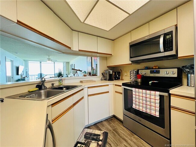 Building Photo - 8880 S Ocean Dr