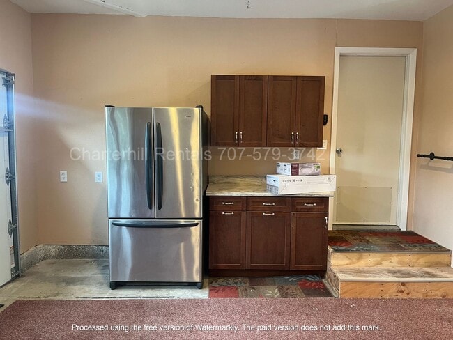 Building Photo - Lovely home on large lot down a private la...
