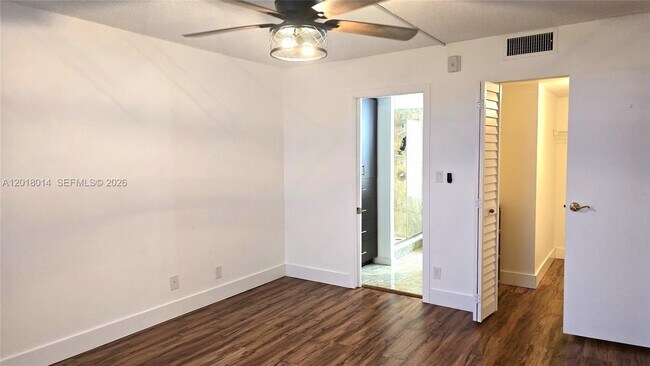 Building Photo - 250 Jacaranda Dr
