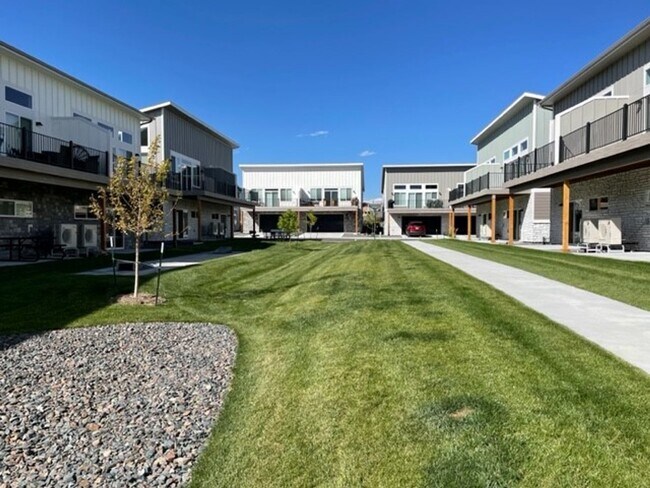 Building Photo - Townhouse For Lease