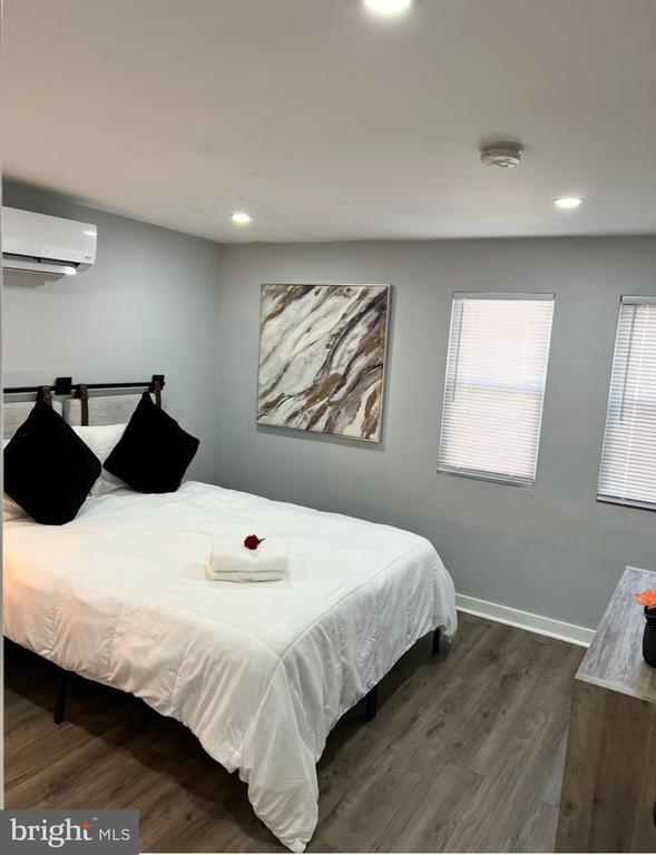 Building Photo - 4087 Lancaster Ave