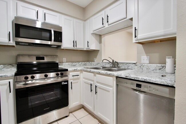 Building Photo - 200 White St