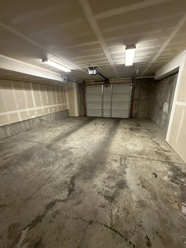Building Photo - GET $1000 OFF THE FIRST MONTHS RENT!!!