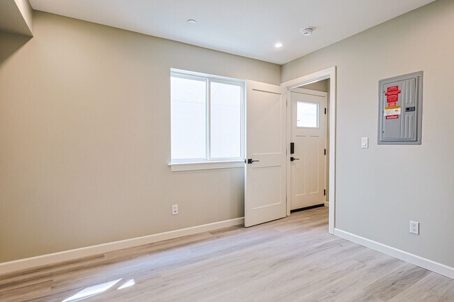 Building Photo - Newly built 4 bed/4 bath townhome in a 6-u...
