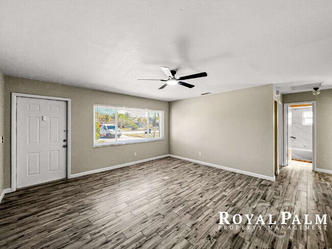 Building Photo - 2 Bed / 1 Bath | Fort Myers | Spring Into This One and Save $500 APPLY BY MAY 15!