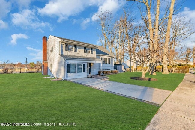 Building Photo - 17 Roslyn Dr