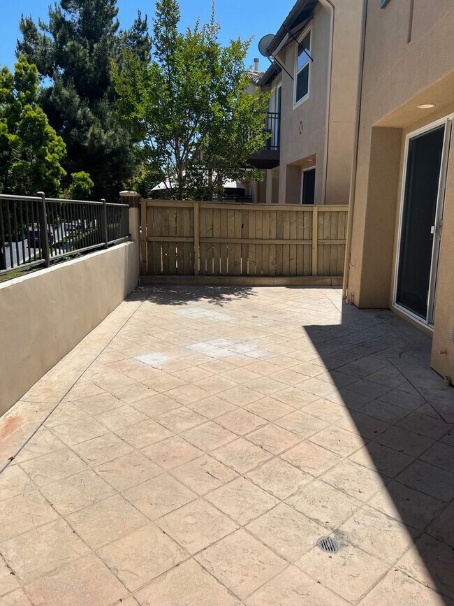 Building Photo - Wonderful Eastlake Townhome, 3 bedroom, 2....