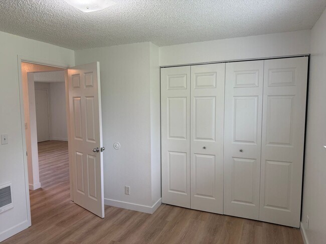 Building Photo - Updated single level 2 bed/1 bath duplex in Thurston!