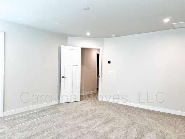 Building Photo - 535 Martin Crk Dr