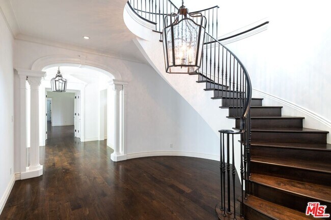 Building Photo - 1115 N Beverly Dr