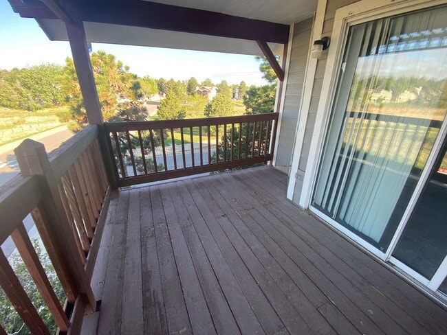 Building Photo - Large 2 bed 1 bath Top Floor Condo