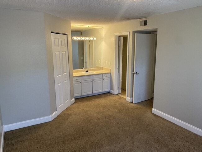 Building Photo - 2 bedroom 2 bathroom